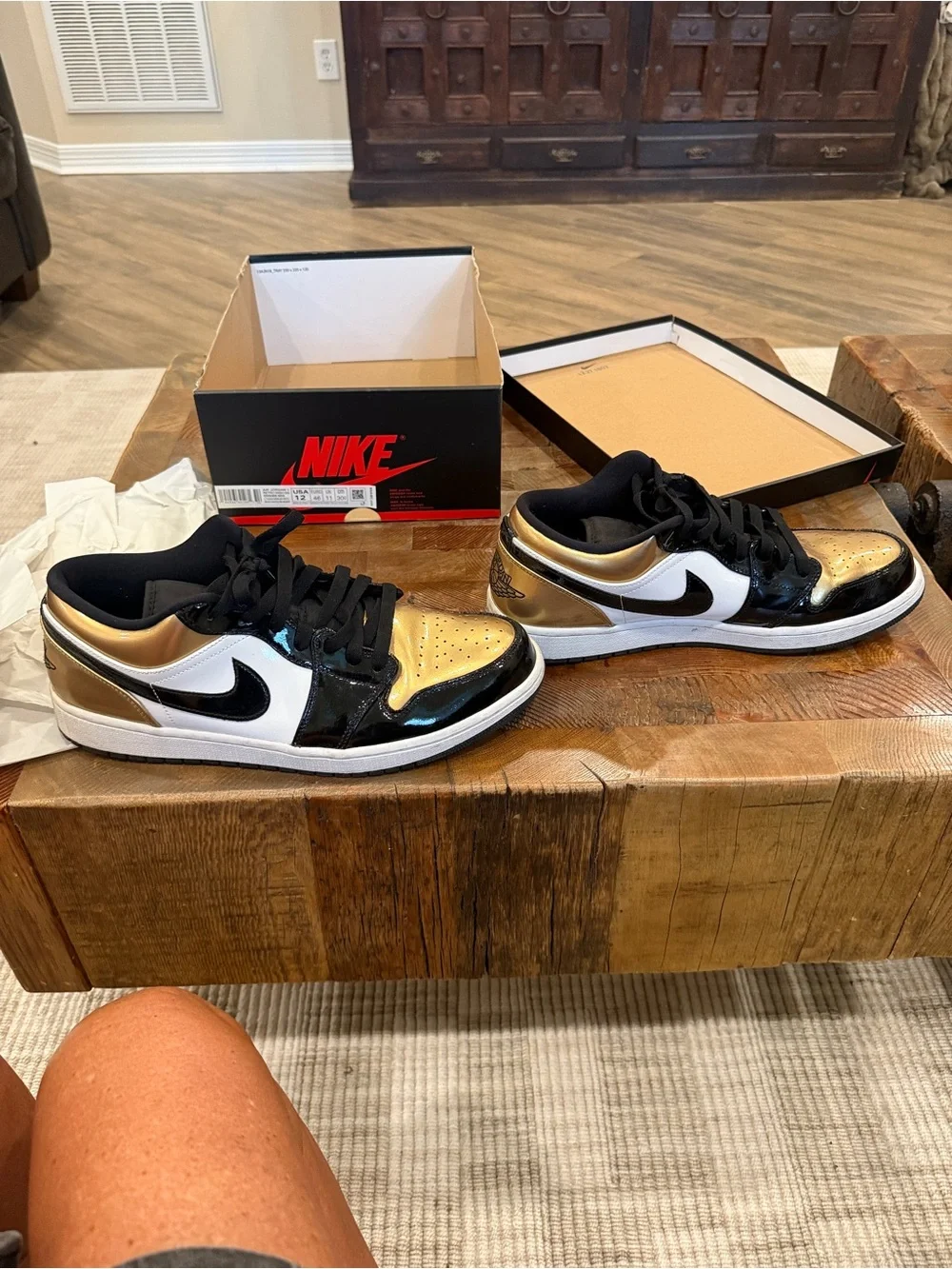 Air Jordan 1 Retro High OG Men’s Black & Gold Low-Top Sneakers
